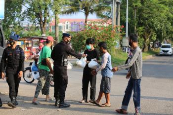 Polda Lampung Bagikan Paket Makanan Gratis, Wujudkan Polri Yang Semakin Dekat Dengan Masyarakat